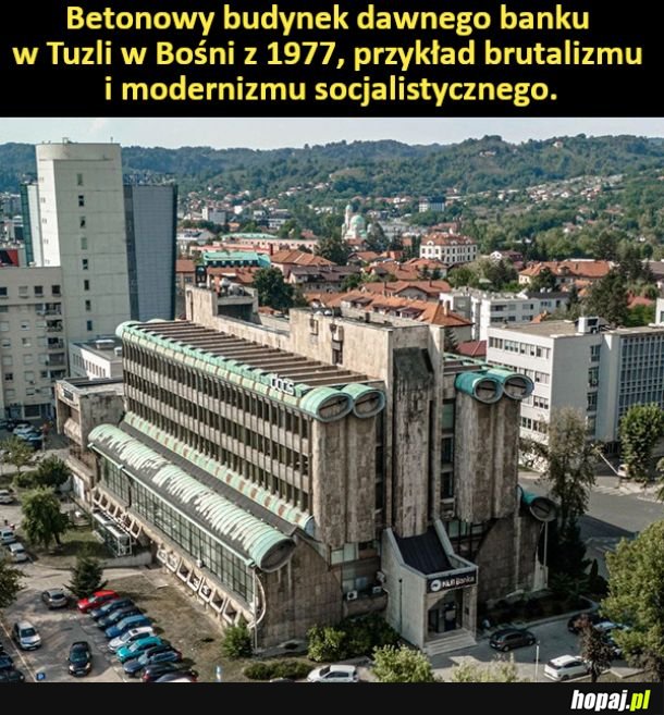 Betonowy budynek dawnego banku w Tuzli w Bośni