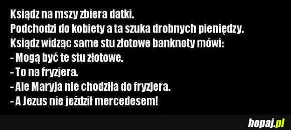 Ksiądź na mszy zbiera datki