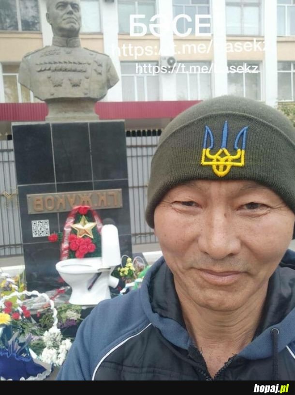 Uralski aktywista przyniosl dar pod pomnik marszalka Zukowa z okazji 9 Maja
