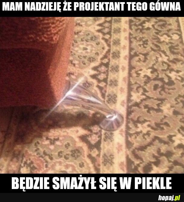 Mały palec u nogi drży ze strachu