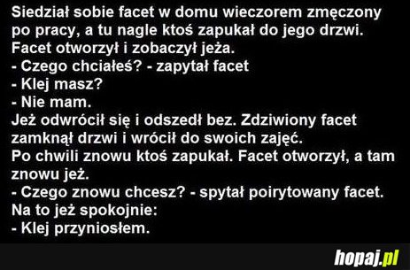 Facet w domu wieczorem...