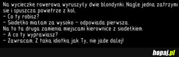 Dwie blondynki na rowerze