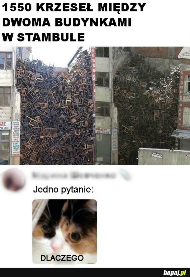 Dużo krzeseł w dziwnym miejscu