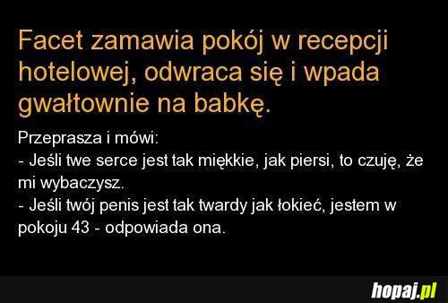 Facet zamawia pokój w recepcji