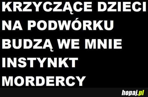 Krzyczące dzieci na podwórku...