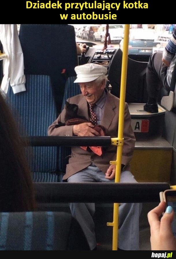 Po prostu dziadek przytulający kotka