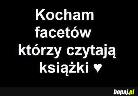 Faceci czytający książki