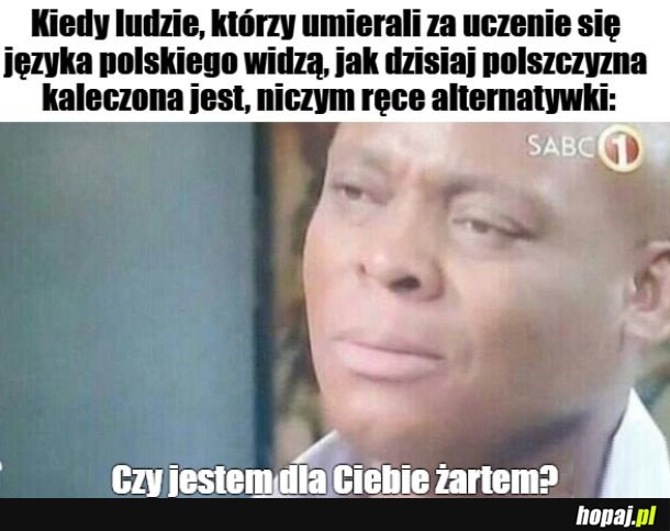 Na przykład stosowanie końcówki -ą zamiast -om