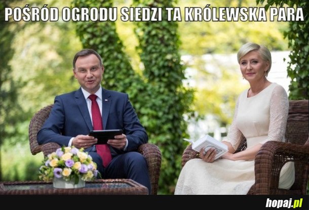 POŚRÓD OGRODU SIEDZI TA KRÓLEWSKA PARA