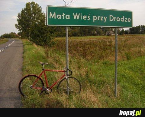 Mała wieś przy drodze