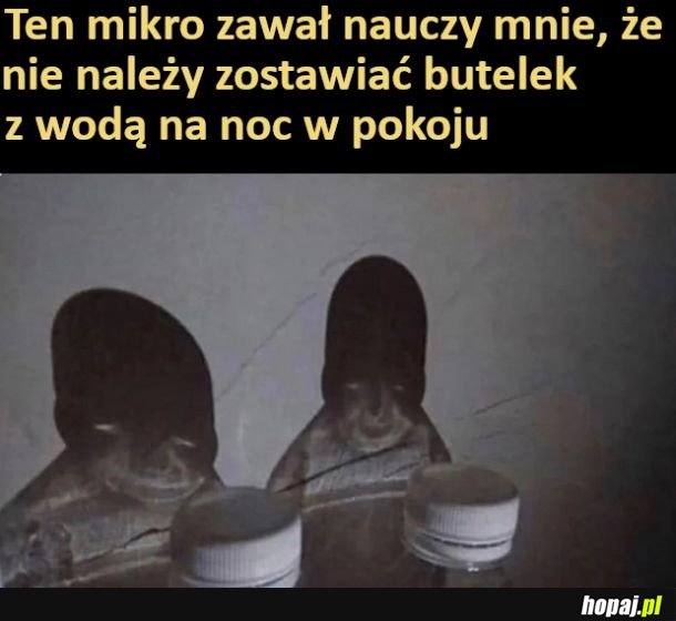 Butelki nocą