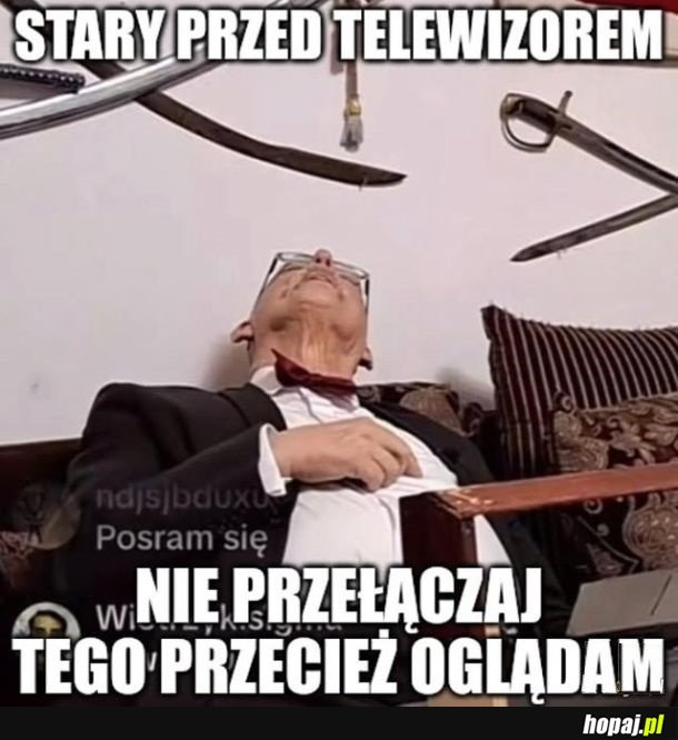 Stary przed telewizorem