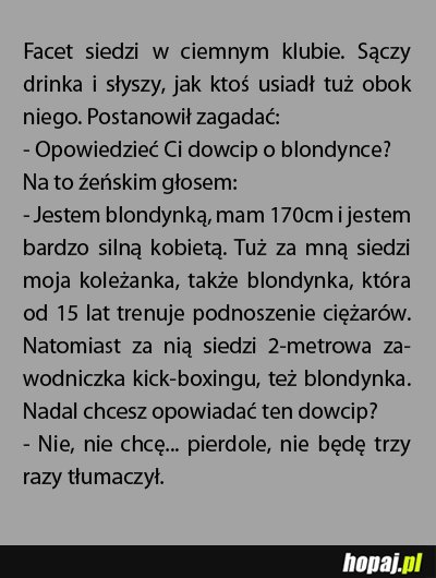 Facet siedzi w ciemnym klubie