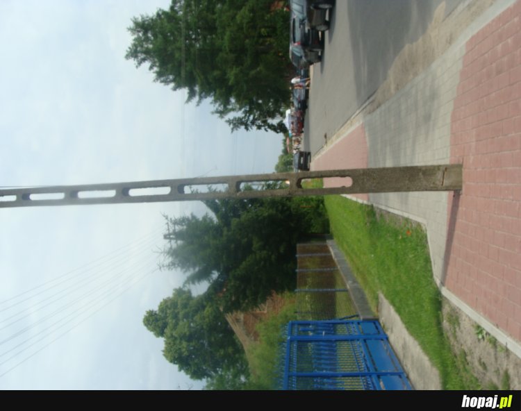 Slup na środku. Hahah  ; D