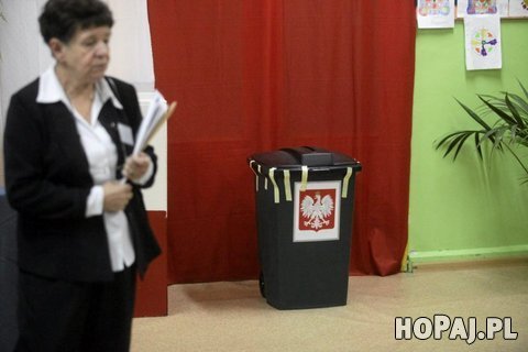 Piękna urna, politycy powinni zająć to samo miejsce co głosy.