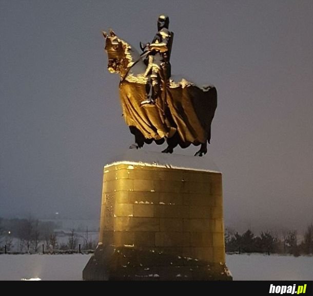 Śnieg sprawił, że pomnik konny króla Roberta I Bruce'a wydaje się lewitować