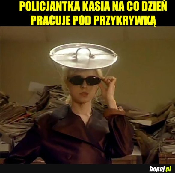 KASIA PRACUJE POD PRZYKRYWKĄ