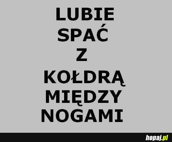 Lubię spać z kołdrą między nogami