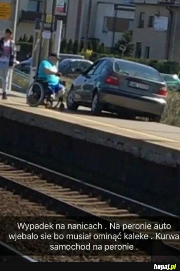 Auto na peronie