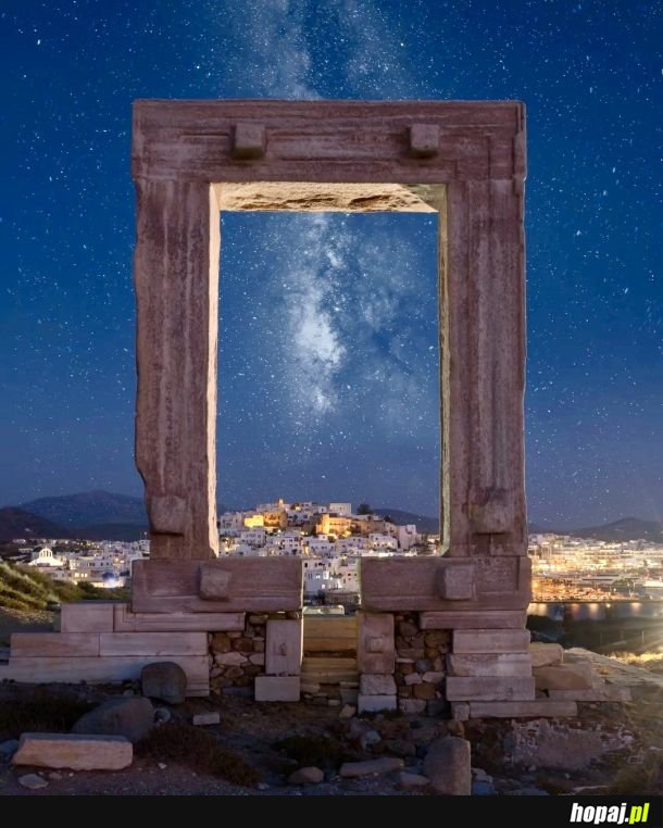 Nocny widok ze świątyni Apollona na wyspie Naxos w Grecji