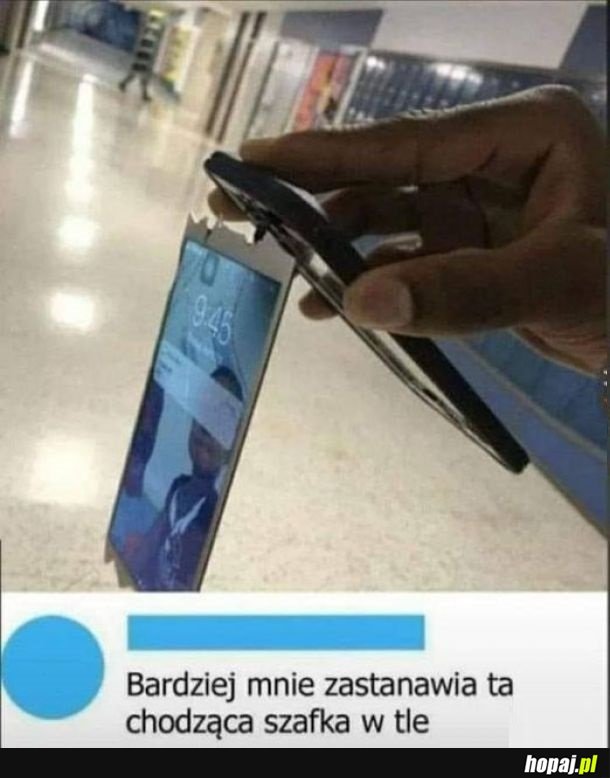 Chodząca szafka w tle...