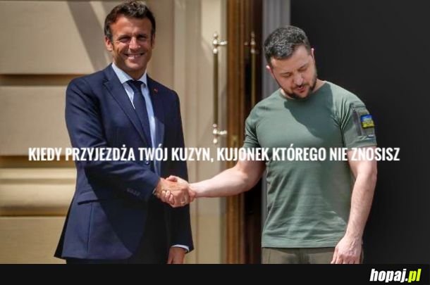 Koszula biała jak flaga Francji.