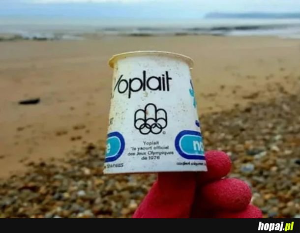 Pudelko po jogurcie z 1976 r. wyrzucone przez morze na brzeg. 44 lata i zero biodegradacji