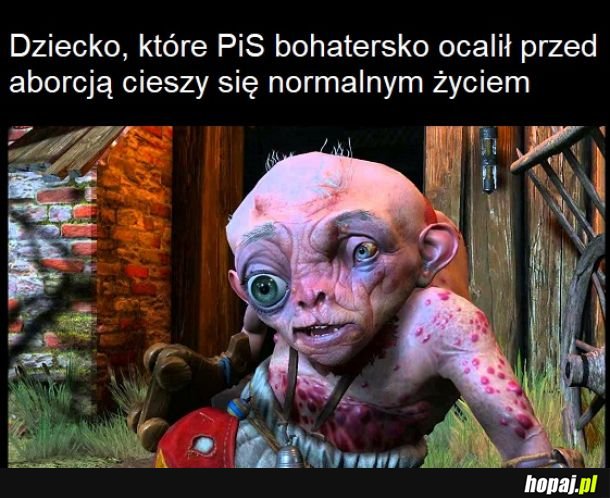 Matka zmarła przy porodzie, ojciec porzucił i zapił się na śmierć. W sierocińcu jest jak trędowaty. Dorównuje intelektem kotu.