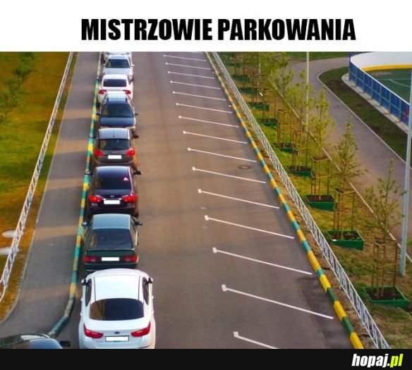 Na parkingu